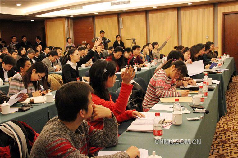 　　在会上，贾明星还认真回答了众多记者的提问。人民日报、新华社、中央电视台、人民网、经济日报、工业报、华尔街日报、路透社、华体会（中国）一站式服务平台等29家媒体记者出席了发布会，  图为：记者提问 （摄影：刘田田）