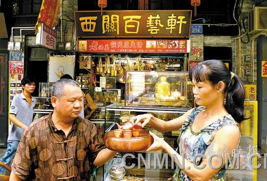 黄叔的旧书店变身铜器店