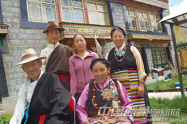 列旦桑布（后排左一）和父亲次仁多吉（前排左）、母亲格桑（前排右）、妻子普吉（后排右一）、妹妹次旦卓嘎（后排中）在自家门前的合影。