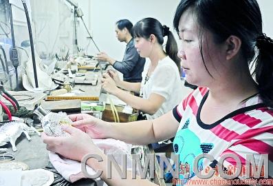 刚去世的吴泽长是从打银街走出来的名工巧匠之一，女儿们继承了他的打制银饰手艺。