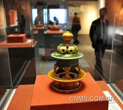　　观众在天津博物馆观看《天香飘渺——沉香及中国古代香器特展》。