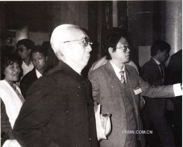 图为1989年王震副主席视察水口山矿务局