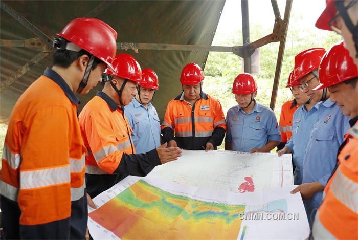 图为五矿勘察、水口山公司地质专家和技术人员在探讨资源勘探工作