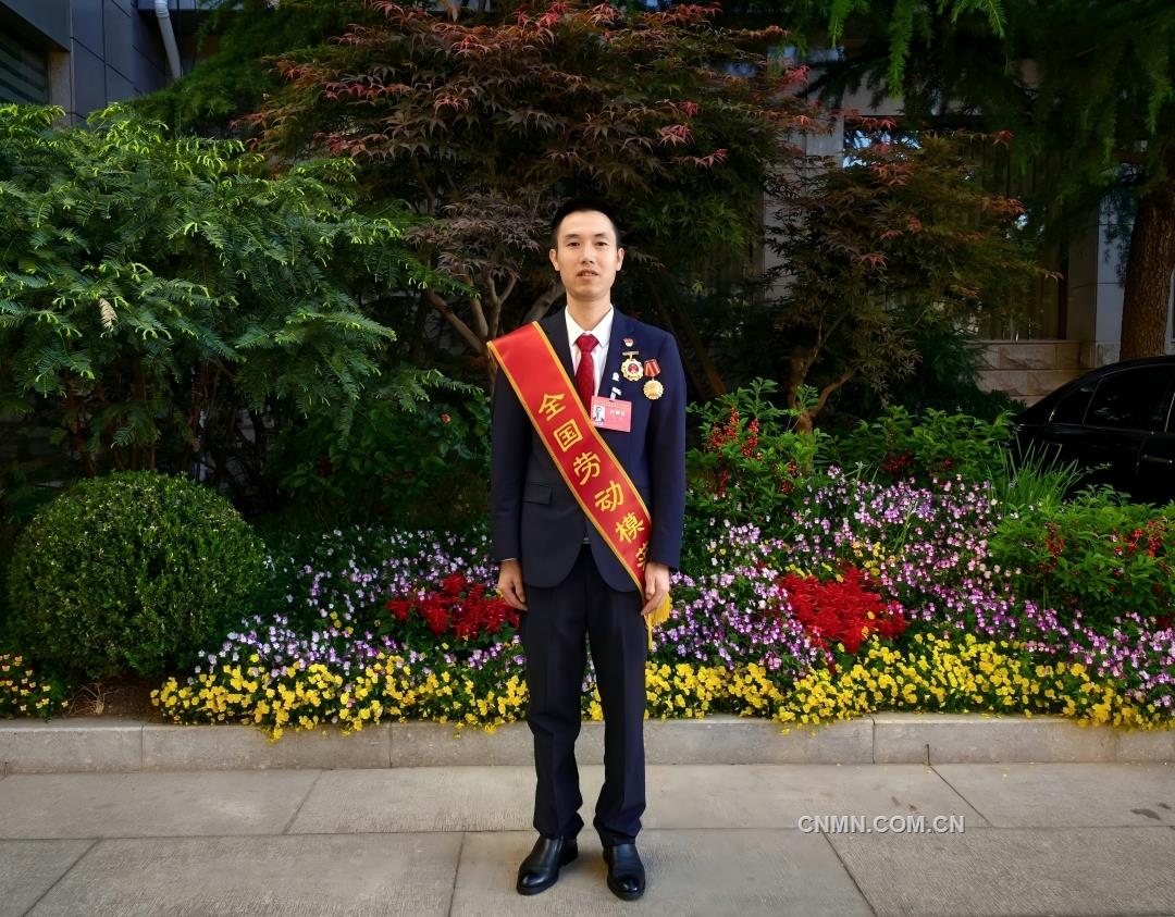一把螺丝刀镌刻时代传奇——记全国劳动模范、五矿二十三冶水电施工员刘赐